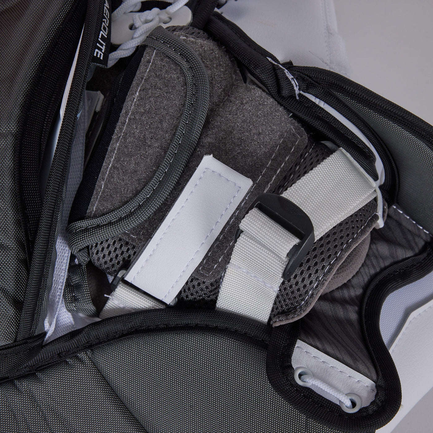 Bauer R5 Pro Intermediate Goalie Catcher - TheHockeyShop.com