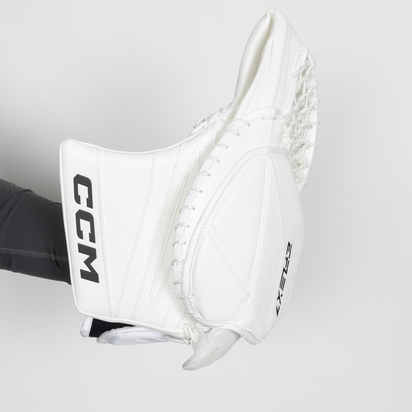 CCM Extreme Flex 7 Senior Goalie Catcher - Pro Palm - TheHockeyShop.com