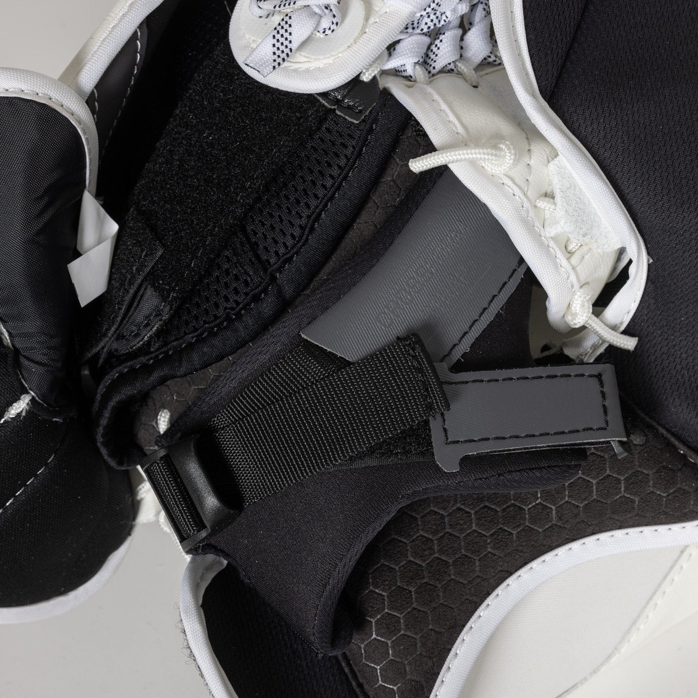 CCM Extreme Flex E7.9 Senior Goalie Catcher - TheHockeyShop.com