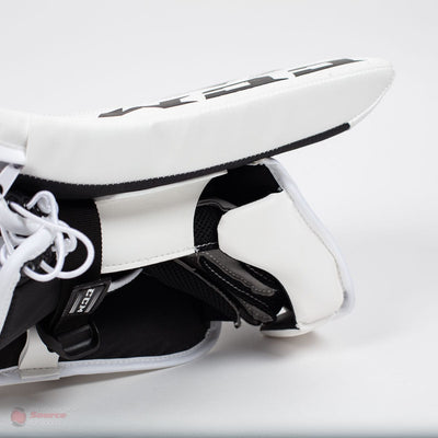 CCM Extreme Flex E4.5 Senior Goalie Blocker - Source Exclusive
