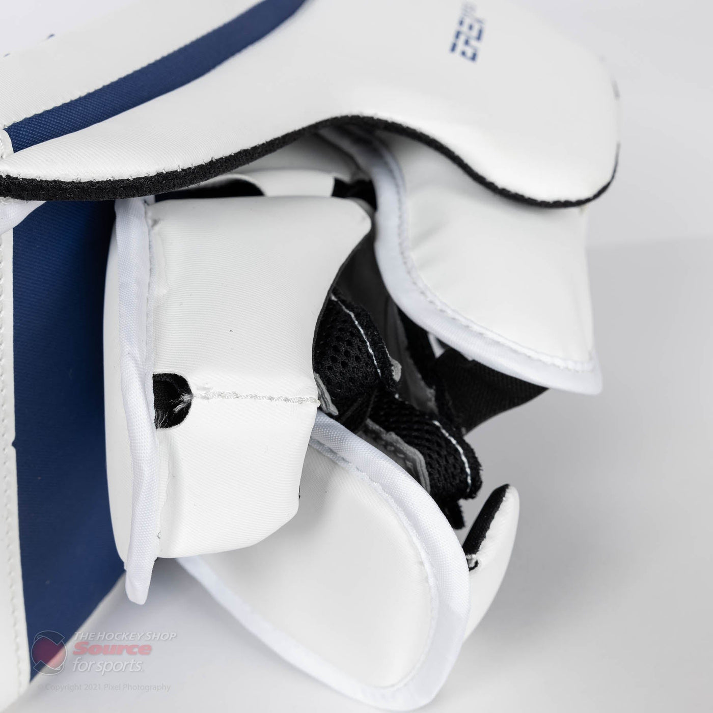 CCM Extreme Flex E5.5 Junior Goalie Blocker