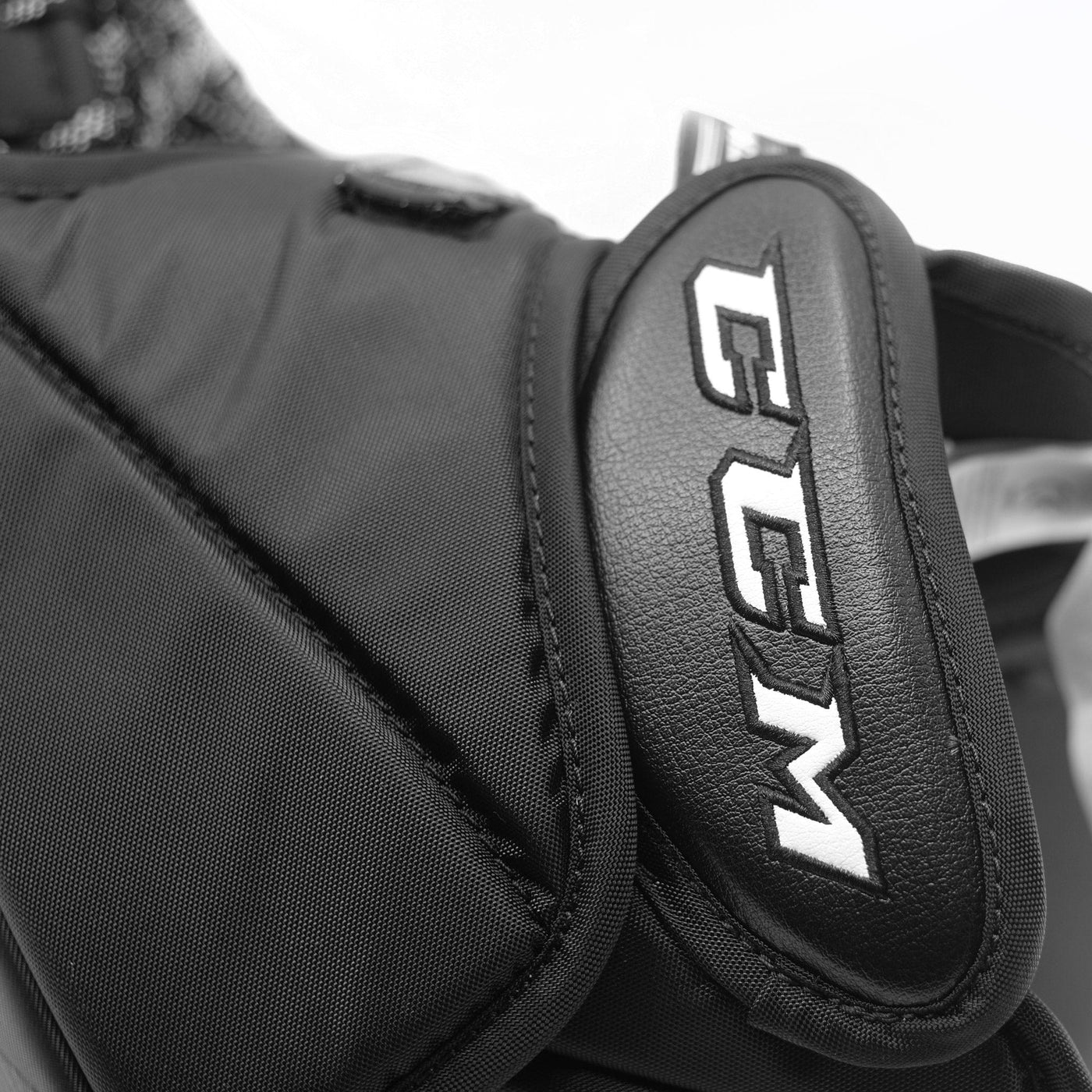 CCM Extreme Flex 5 Senior Goalie Catcher - 580 Break Angle