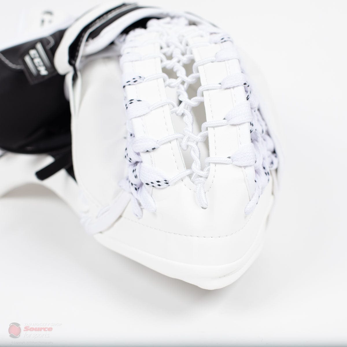 CCM Extreme Flex E4.5 Junior Goalie Catcher - Source Exclusive