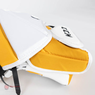 CCM Catchers CCM Extreme Flex E5.9 Senior Goalie Catcher - TheHockeyShop